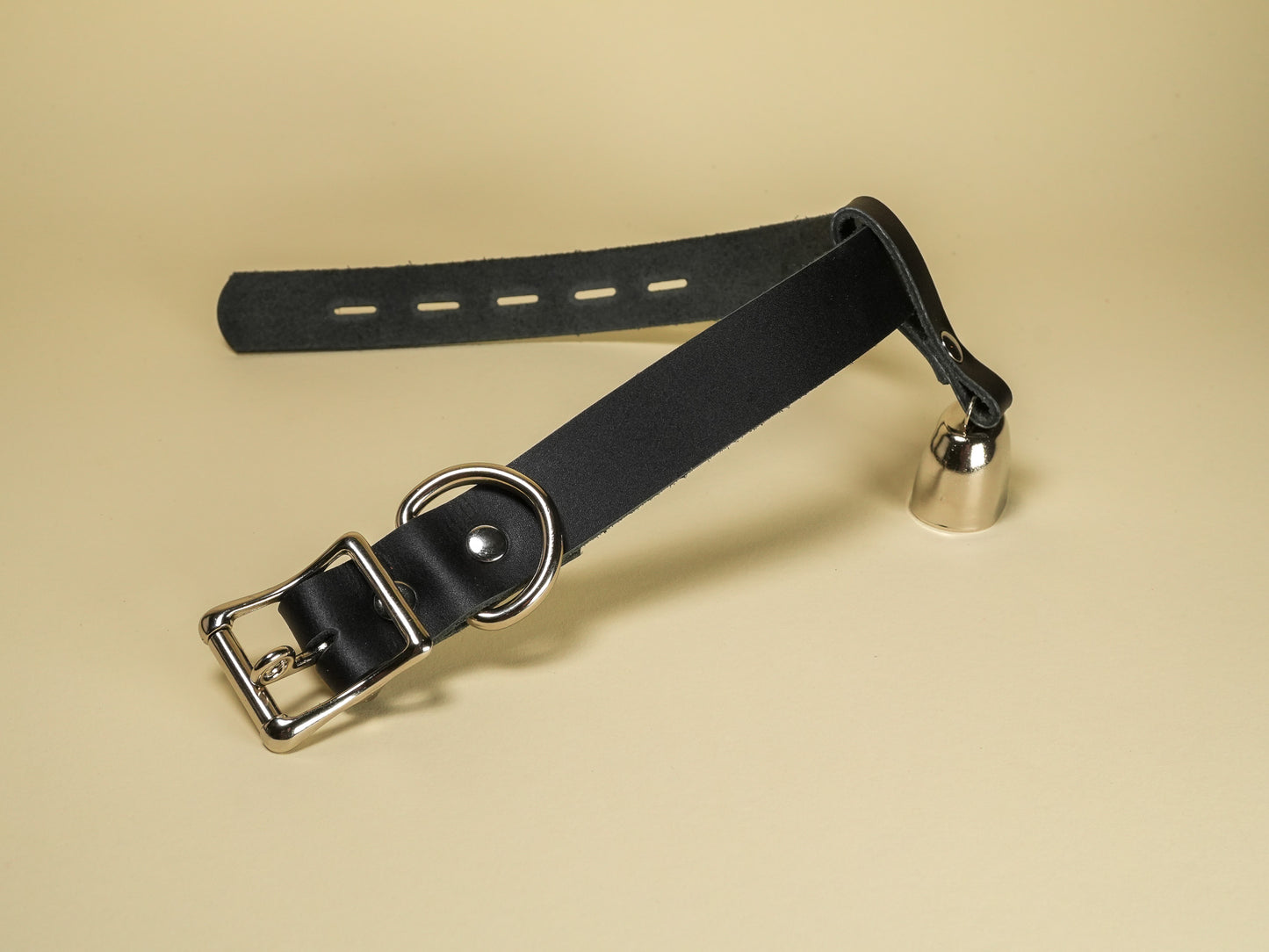 Locking Hucow Collar with Silver Cowbell in Black Leather