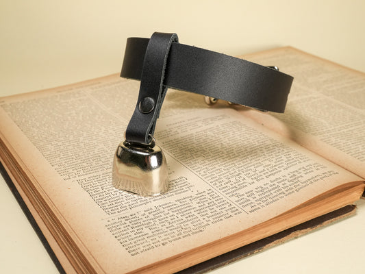 Locking Hucow Collar with Silver Cowbell in Black Leather