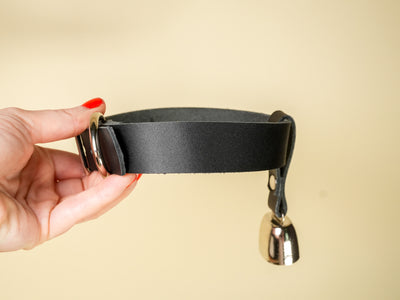 Locking Hucow Collar with Silver Cowbell in Black Leather