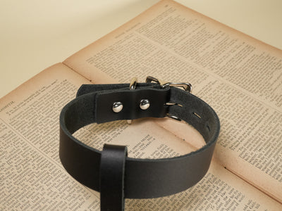 Locking Hucow Collar with Silver Cowbell in Black Leather
