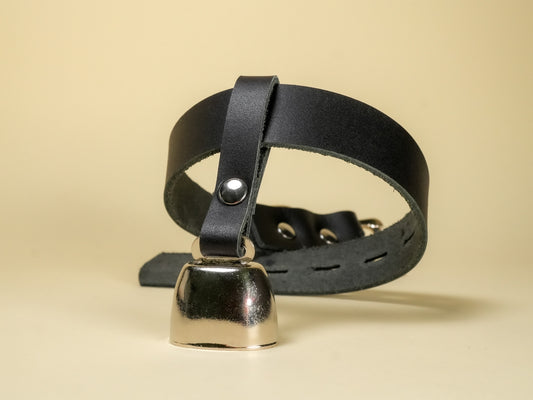 Locking Hucow Collar with Silver Cowbell in Black Leather