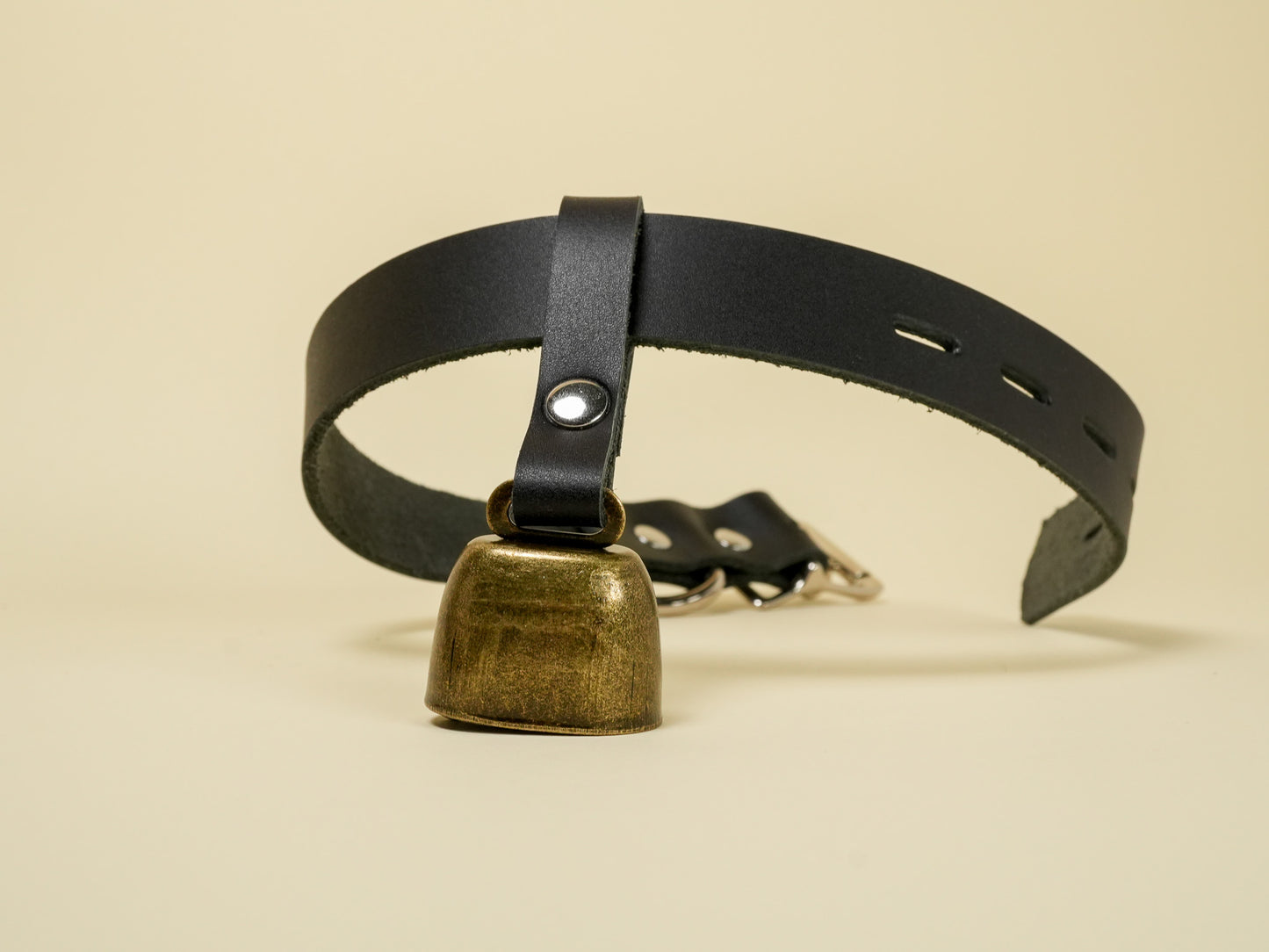 Locking Hucow Collar with Antique Brass Cowbell in Black Leather