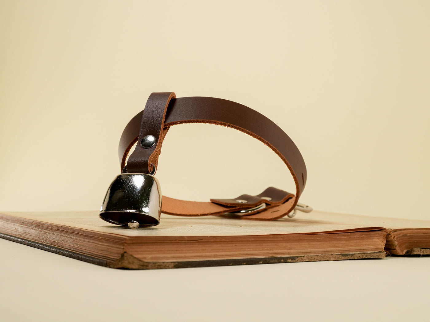 Locking Hucow Collar with Silver Cowbell in Brown Leather