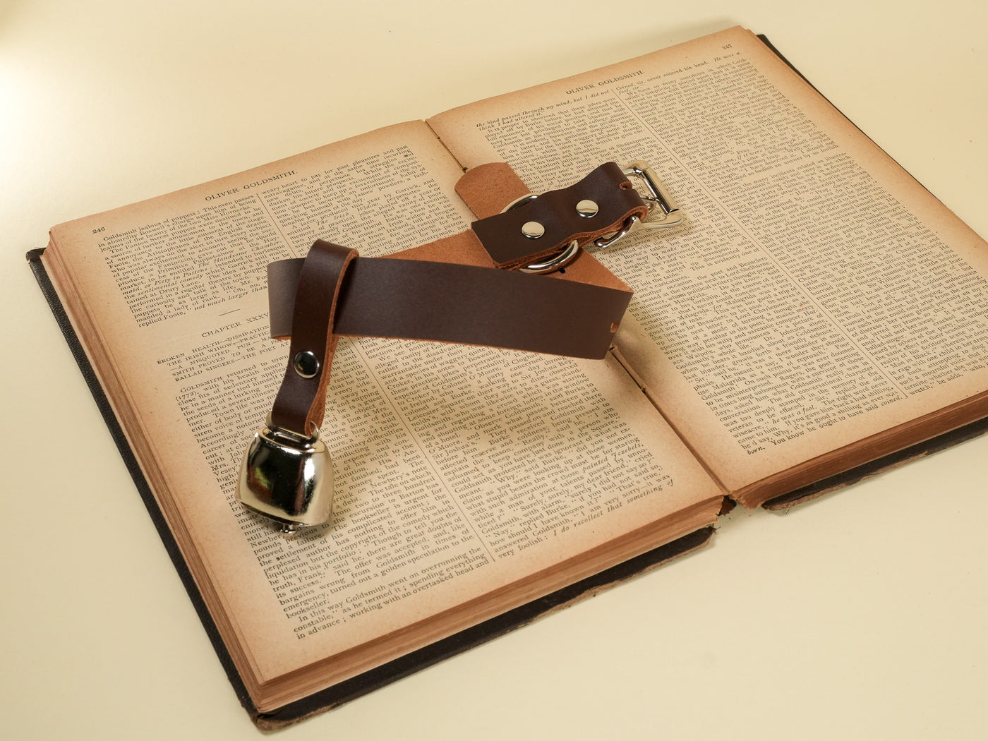Locking Hucow Collar with Silver Cowbell in Brown Leather