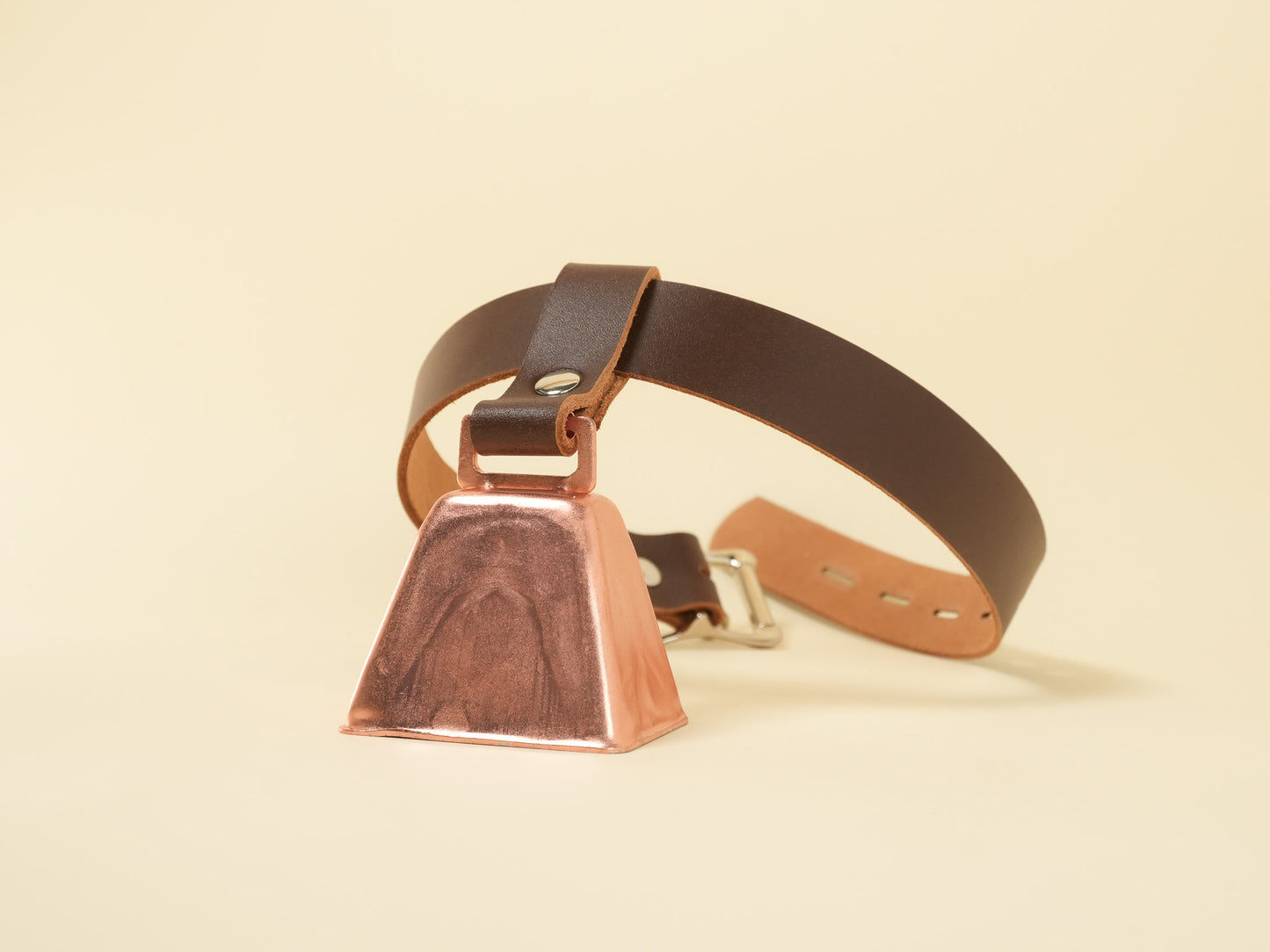 Locking Hucow Collar with Copper Cowbell in Brown Leather
