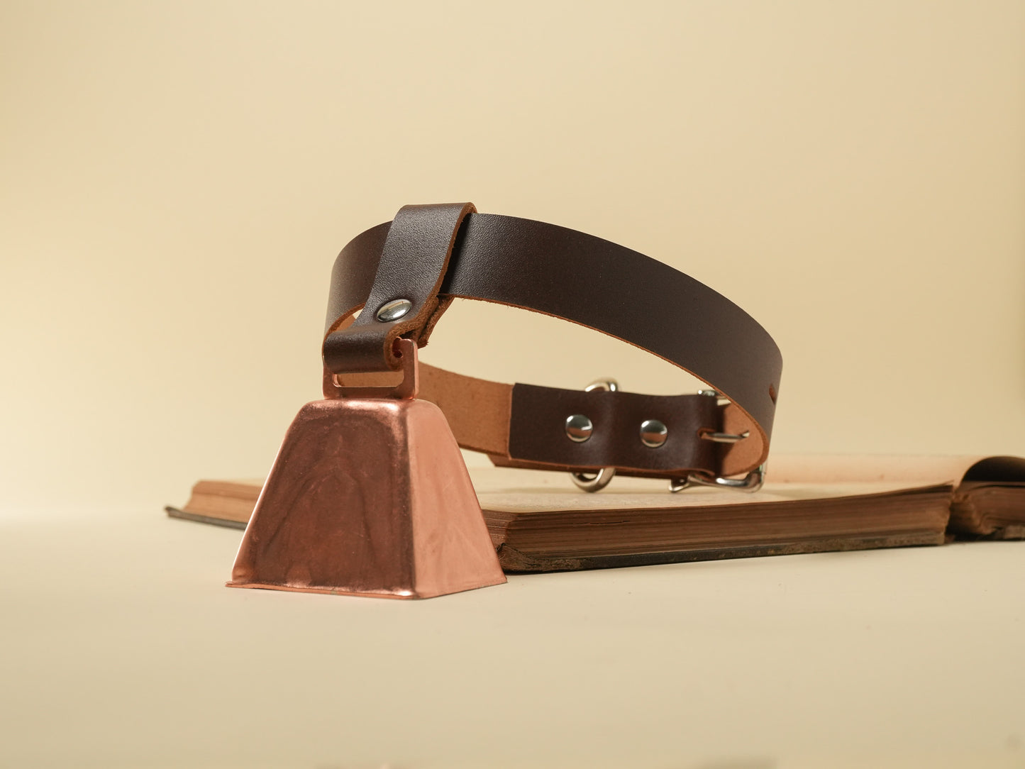 Locking Hucow Collar with Copper Cowbell in Brown Leather
