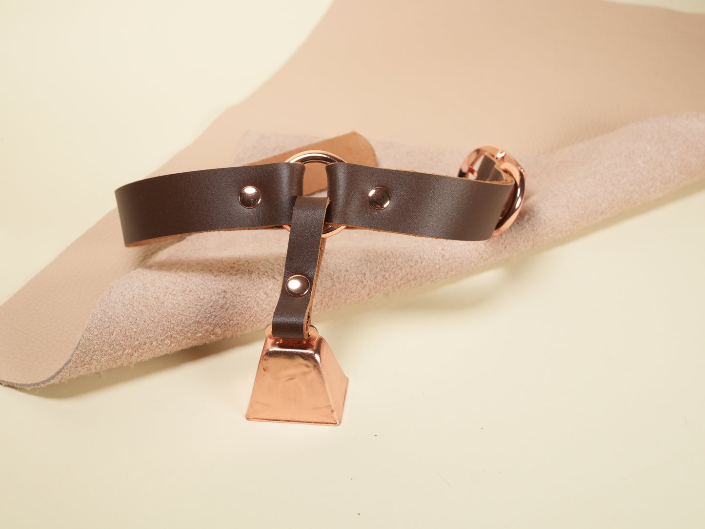 Deluxe Hucow Collar with Copper Cowbell and O-Ring in Brown Leather
