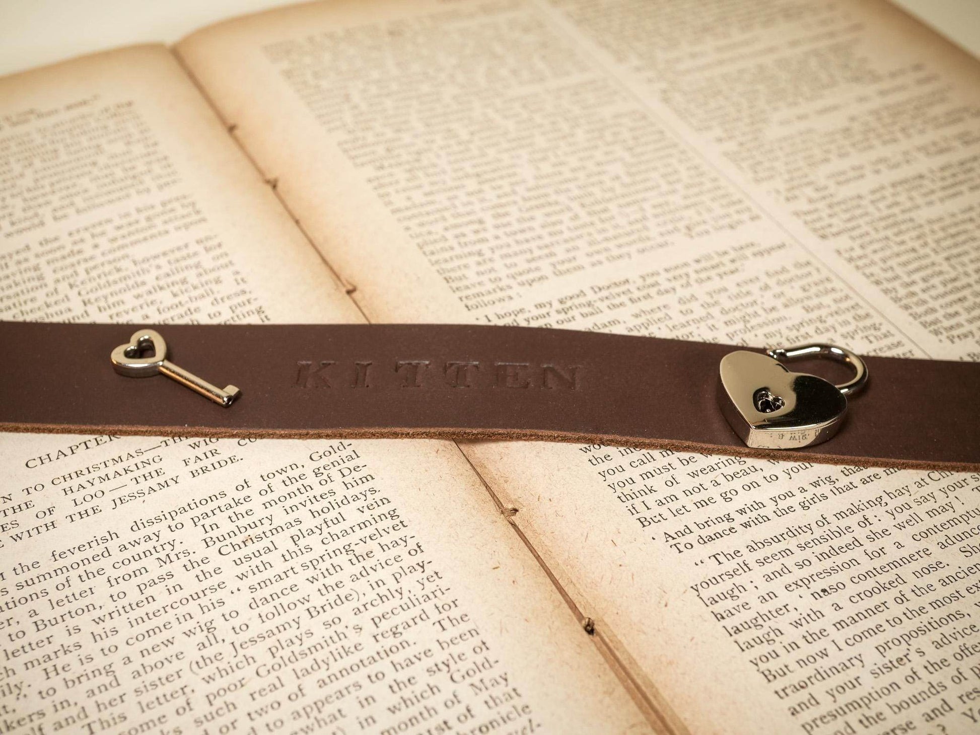 Bound by Dave Locking Sub Collar in brown leather with heart-shaped lock and key design